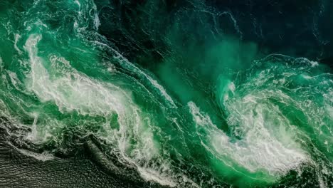 las olas de agua del río y el mar se encuentran durante la marea alta y la marea baja.