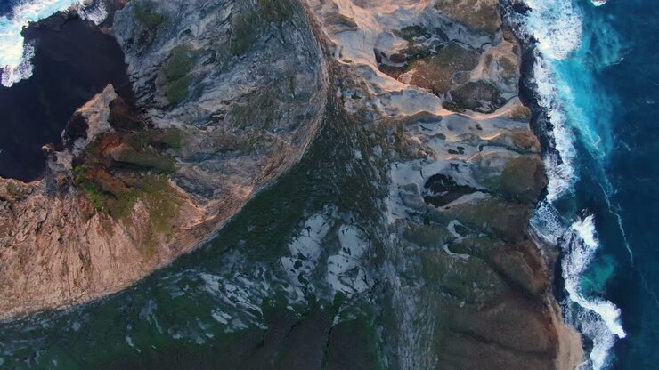 volando alto sopra un'isola sperduta e limpide pozze di marea