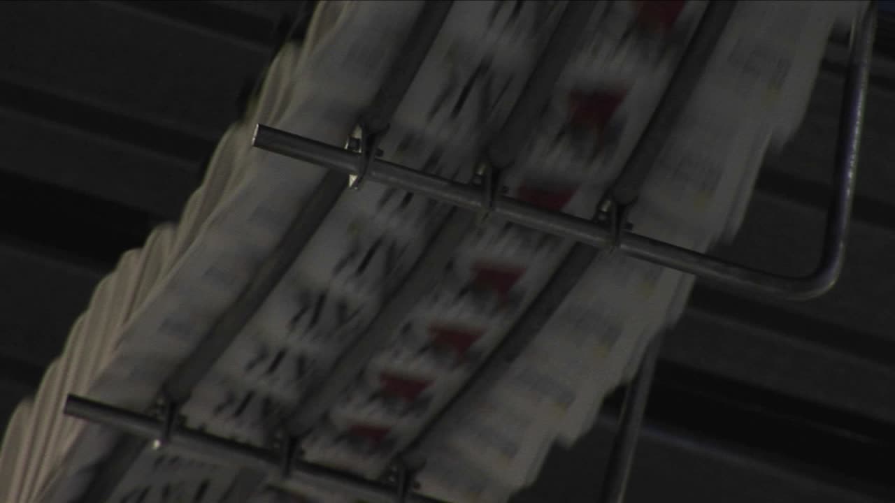 신문은 공장의 조립 라인을 따라 움직입니다.