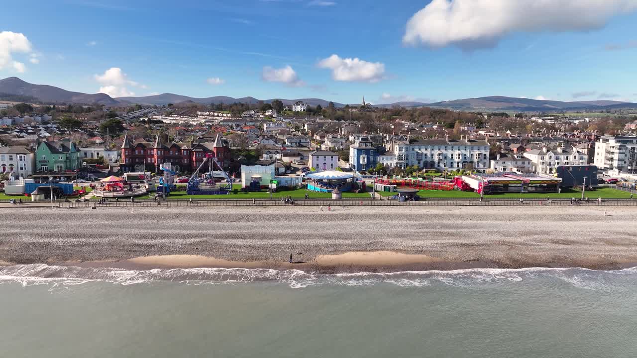 Wunderschöne Luftaufnahme der Stadt Bray, mit Promenade, Vergnügungspark und Gebäuden am Strand. Irland.