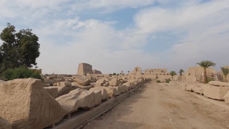 Vista-Mirando-A-Través-De-Filas-De-Piezas-De-Arenisca-Dispuestas-En-El-Suelo-En-El-Templo-De-Karnak