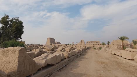 vista mirando a través de filas de piezas de arenisca dispuestas en el suelo en el templo de karnak