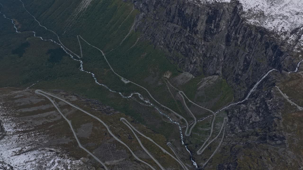 Betagende luftfoto af bjergvejen Trollstigen med kørende trafik.
