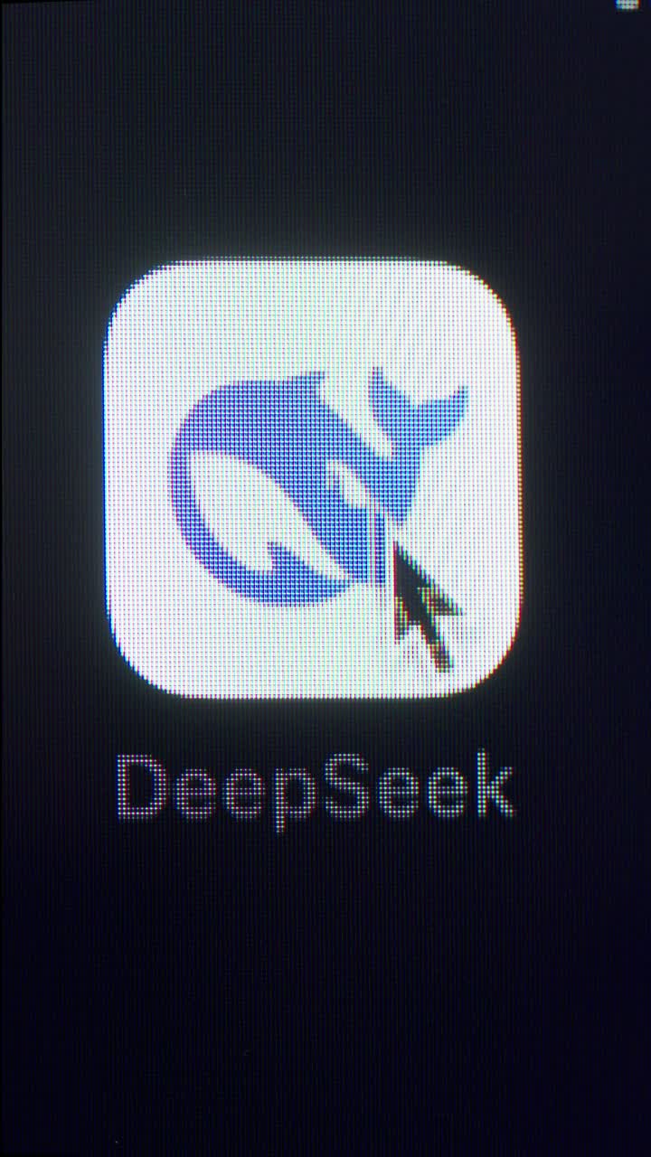 Musemarkør klikker på DeepSeek-appikon på digital skærm