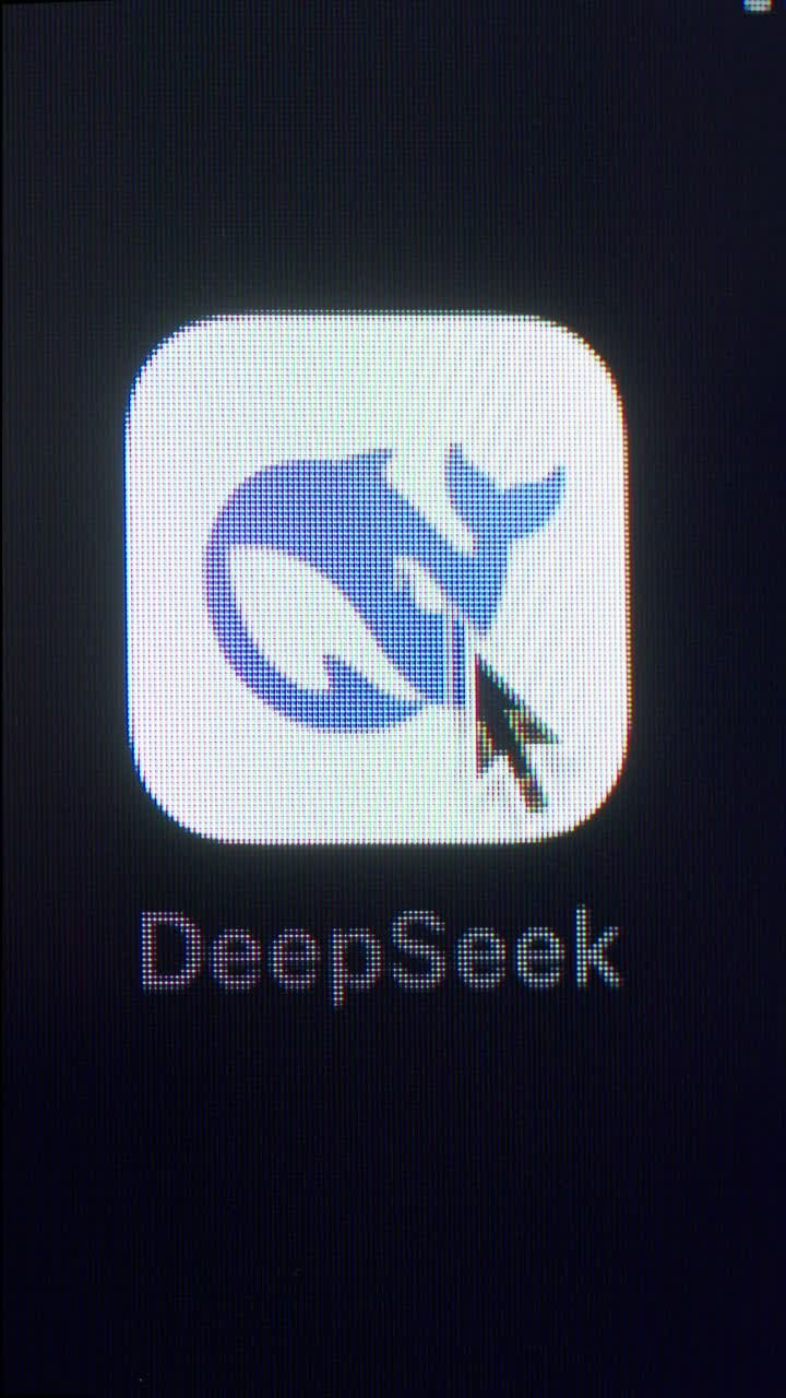 Cursore del mouse che fa clic sull'icona dell'app DeepSeek sullo schermo digitale