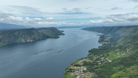 La-Isla-Aparece-Como-Un-Oasis-Verde-Rodeado-Por-Las-Tranquilas-Aguas-Del-Lago-Toba.