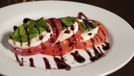 Ensalada-Caprese-Vestida-Con-Llovizna-Balsámica,-Ensalada-De-Tomate,-Mozzarella-Y-Albahaca,-Control-Deslizante-4k