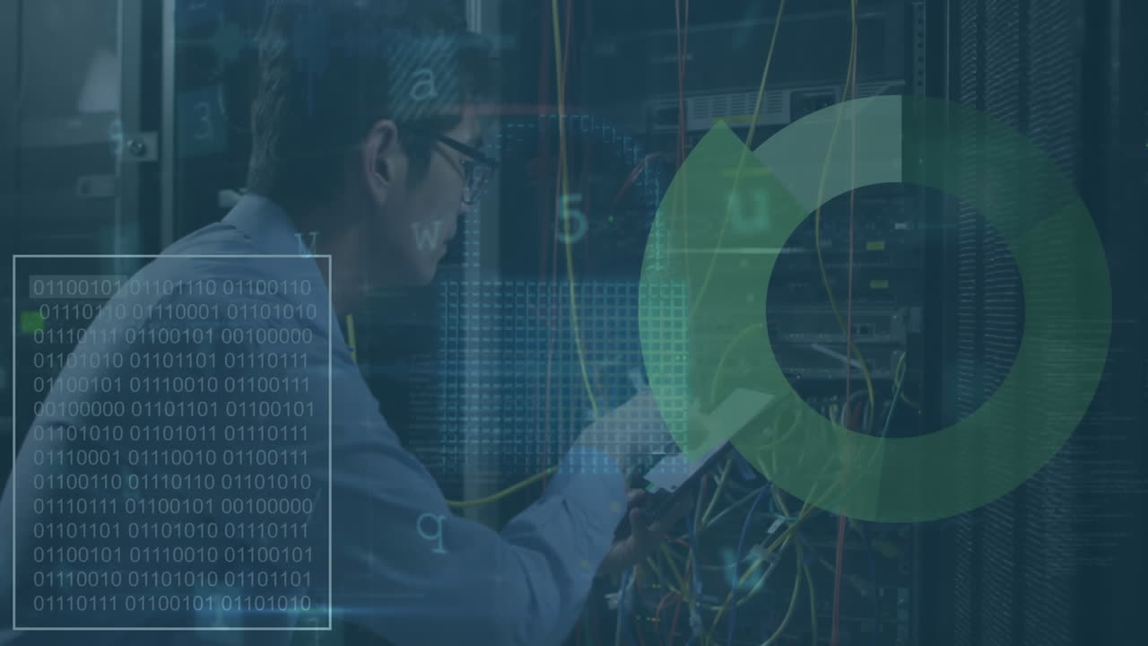 animación del procesamiento de datos de seguridad cibernética sobre un ingeniero asiático usando una tableta en la sala de servidores