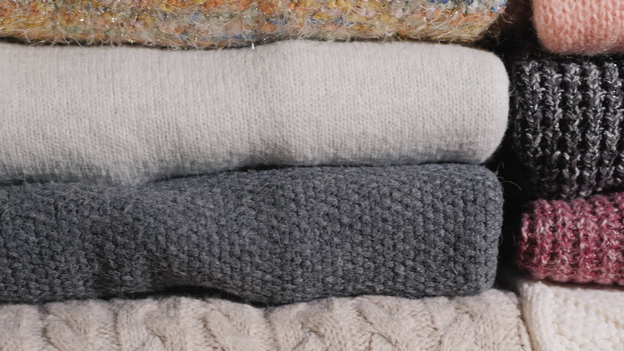 tiro deslizante de ropa de invierno cuidadosamente doblada