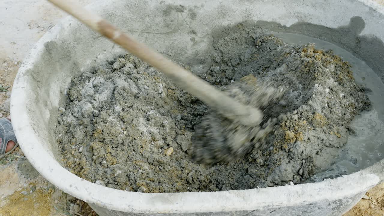 Le mélange du béton sur un chantier implique un mélange minutieux des matériaux de construction.
