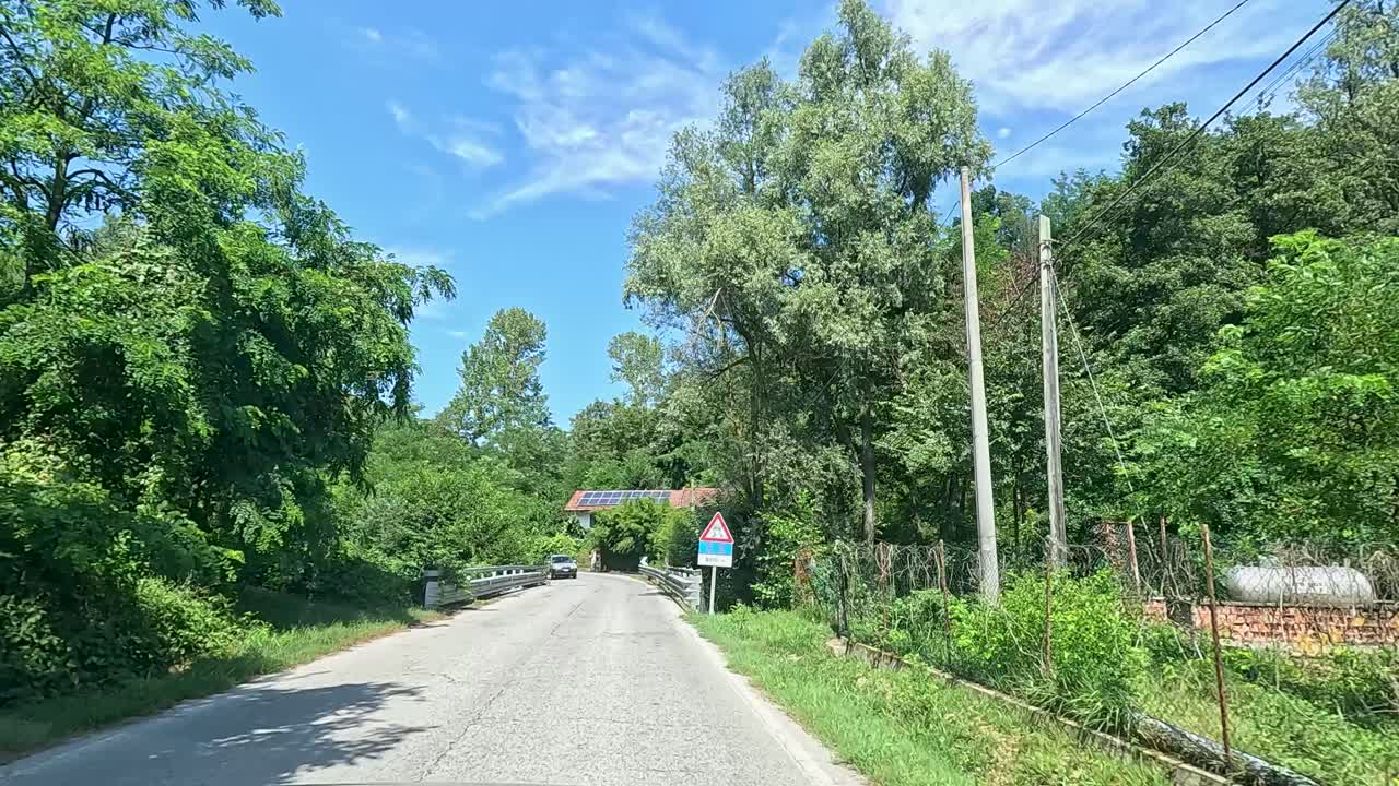 푸른 풍경 을 가로질러 자동차 로 여행 하는 것