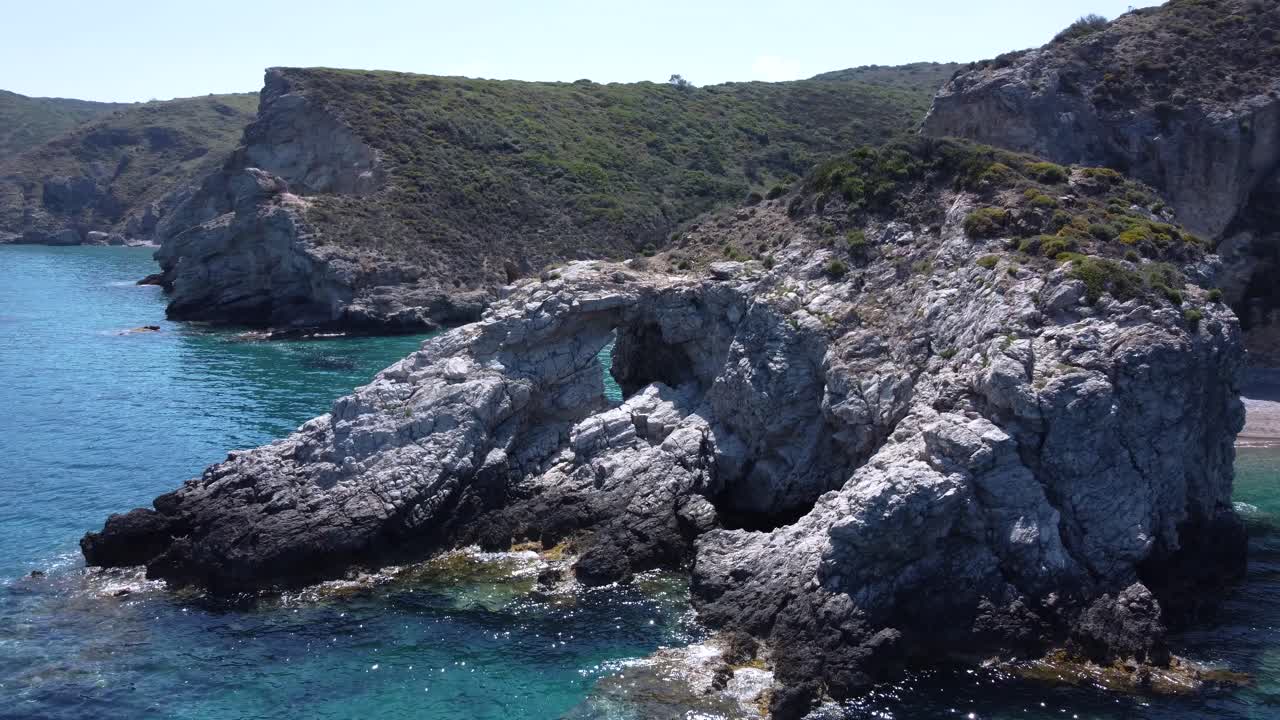 Veduta aerea orbitale sulla roccia della spiaggia di Kaladi nell'isola di Citera, Grecia