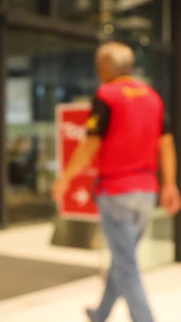 personas entrando en un centro comercial en bangkok, tailandia
