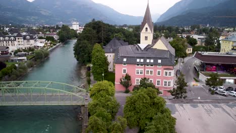 Lienz-Bei-Nacht-Von-Drohne-Und-Fluss---österreich