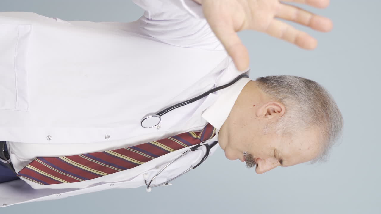 Vertical video of Violence to the old doctor, the old doctor is afraid.