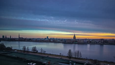 timelapse de la hermosa ciudad de riga en letonia con el río daugava al amanecer