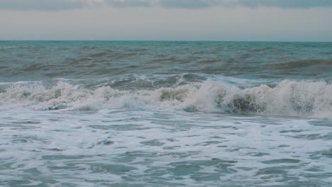 Olas-Espumosas-Moviéndose,-Chocando,-Formándose-A-Cámara-Lenta-En-La-Orilla-De-La-Playa