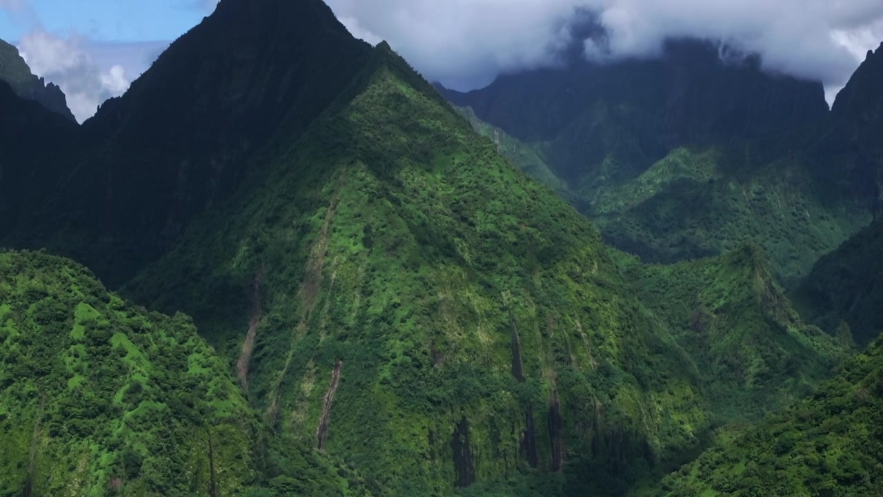 Teahupoo Vallee de Tautira River Valley Bay Vaitepiha by Tahiti, Franska Polynesien, flygdrönare, taggigt berg, Aorai-toppen, Aorai Taiarapu Taravao North Shore, molnigt, parallax, cirkel höger