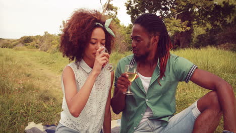 Pareja-Joven-Bebiendo-Vino