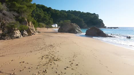 Mediterraner-Strand-Paradisiaca-Türkisblaues-Wasser-Menschenleer-Luftaufnahme-Drohne-Spanien-Katalonien-Costa-Brava-Blanes-Lloret-De-Mar-Mallorca-Balearen