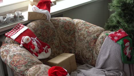 Hermoso-Fondo-Navideño.-árbol-De-Navidad-Y-Calcetines-Navideños.-Preparación-Navideña