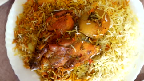 acercándose a gosht biryani especial de las calles de karachi, pakistán