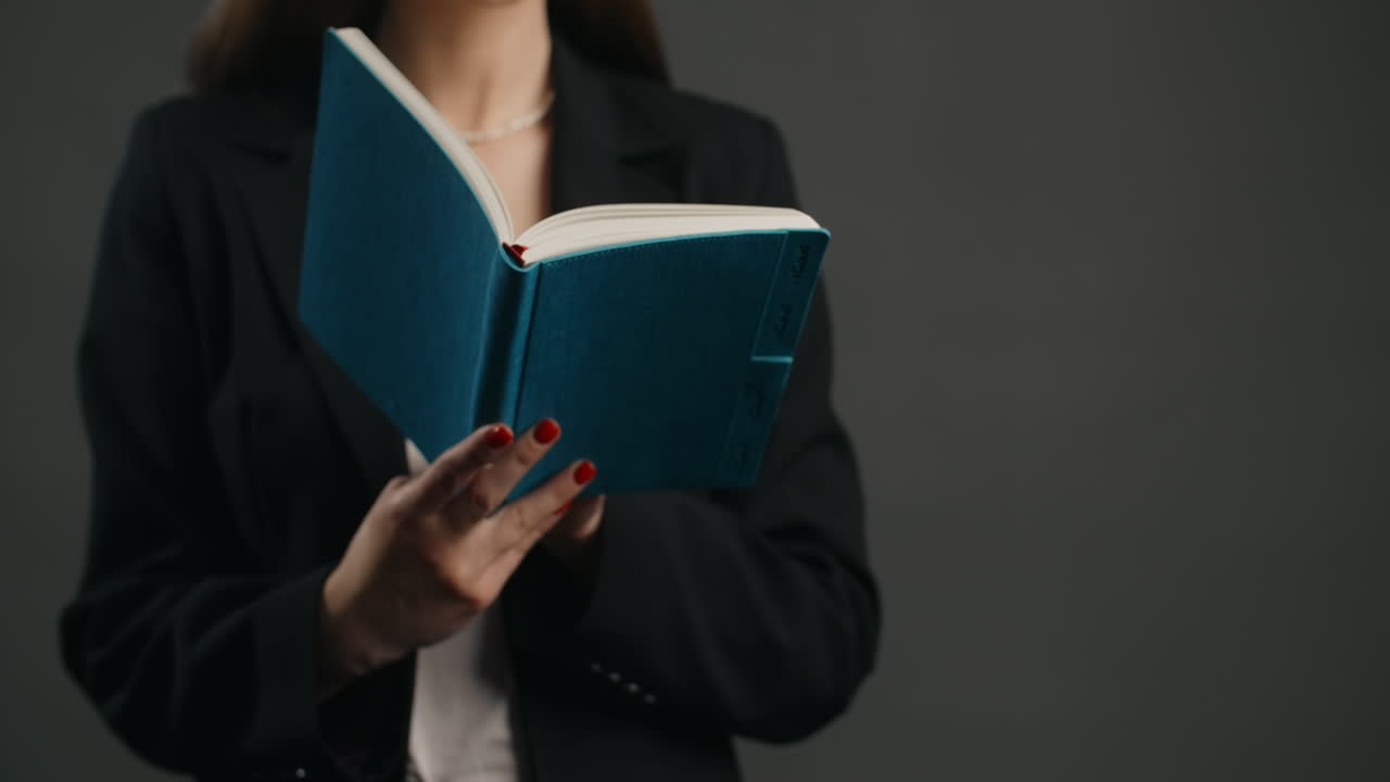 mujer leyendo un cuaderno