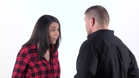 pareja discutiendo