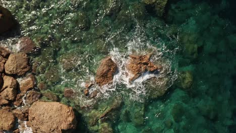 Zoom-Aéreo-De-ángulo-Alto-En-Una-Toma-De-Hermosas-Aguas-Turquesas-Cerca-De-La-Playa-De-Rampa-En-La-Isla-De-Gozo,-Malta