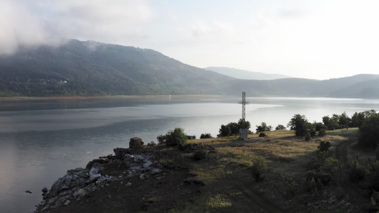 백그라운드에서 산들과 웅장한 mavrovo 호수의 안개 장면