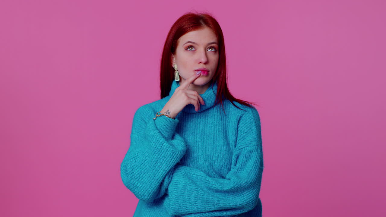 inspirada chica elegante hacer eureka gesto vino con un plan creativo se siente emocionado con una buena idea