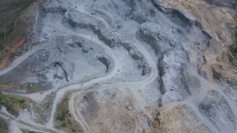 Producción-De-Pozos-De-Mina-De-Cemento-En-Un-área-Remota-De-Abuja,-Nigeria