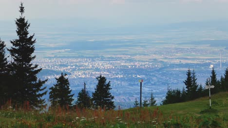 Erleben-Sie-Den-Fesselnden-Zeitraffer-Sommerlicher-Berge-Mit-Vorbeiziehenden-Wolken-über-Einer-Pulsierenden-Stadt-Im-Tal-Darunter