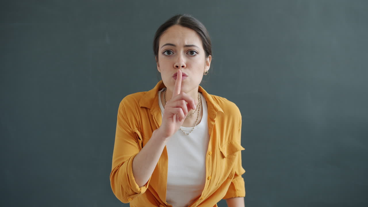 Donna che fa gesto di silenzio e di stop