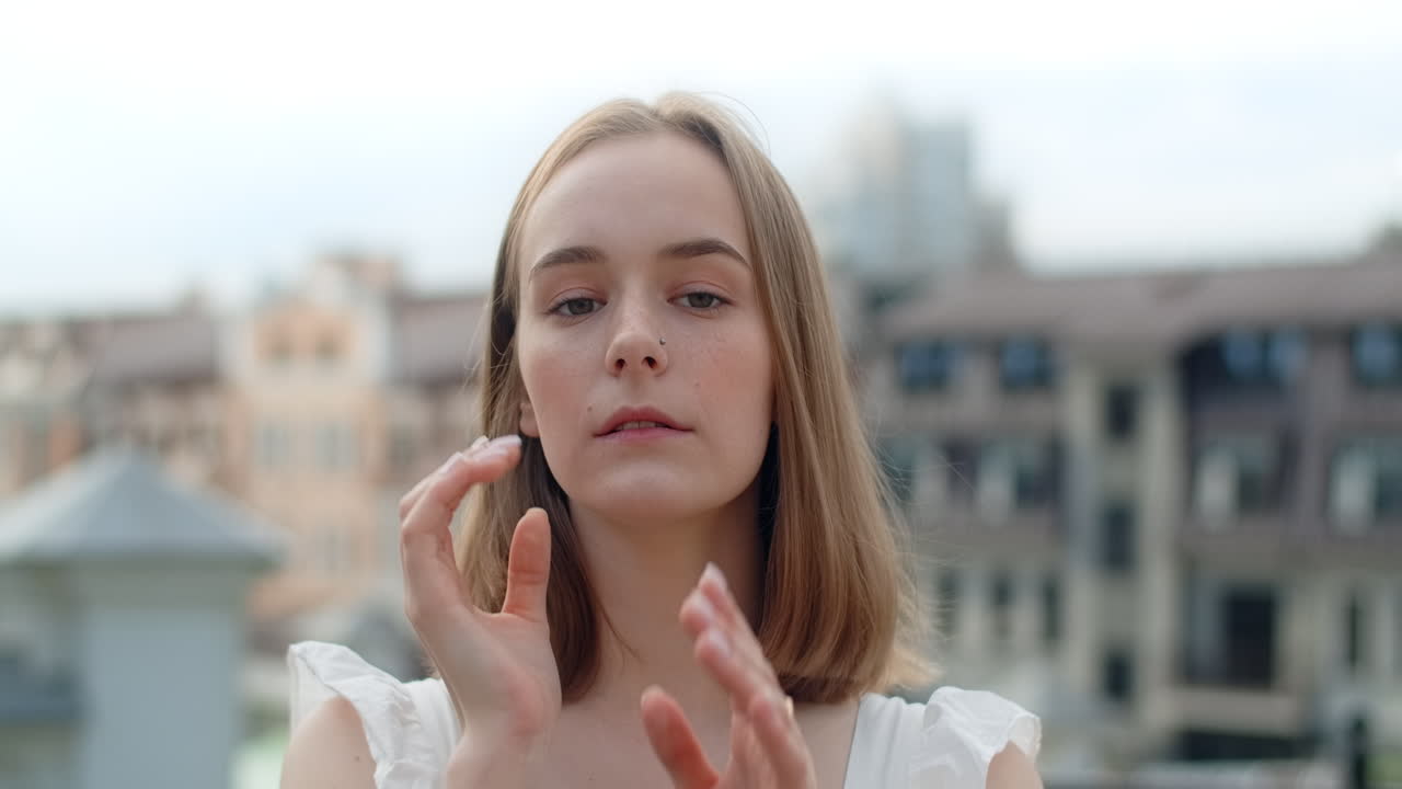 야외에서 미소 짓는 젊은 여성