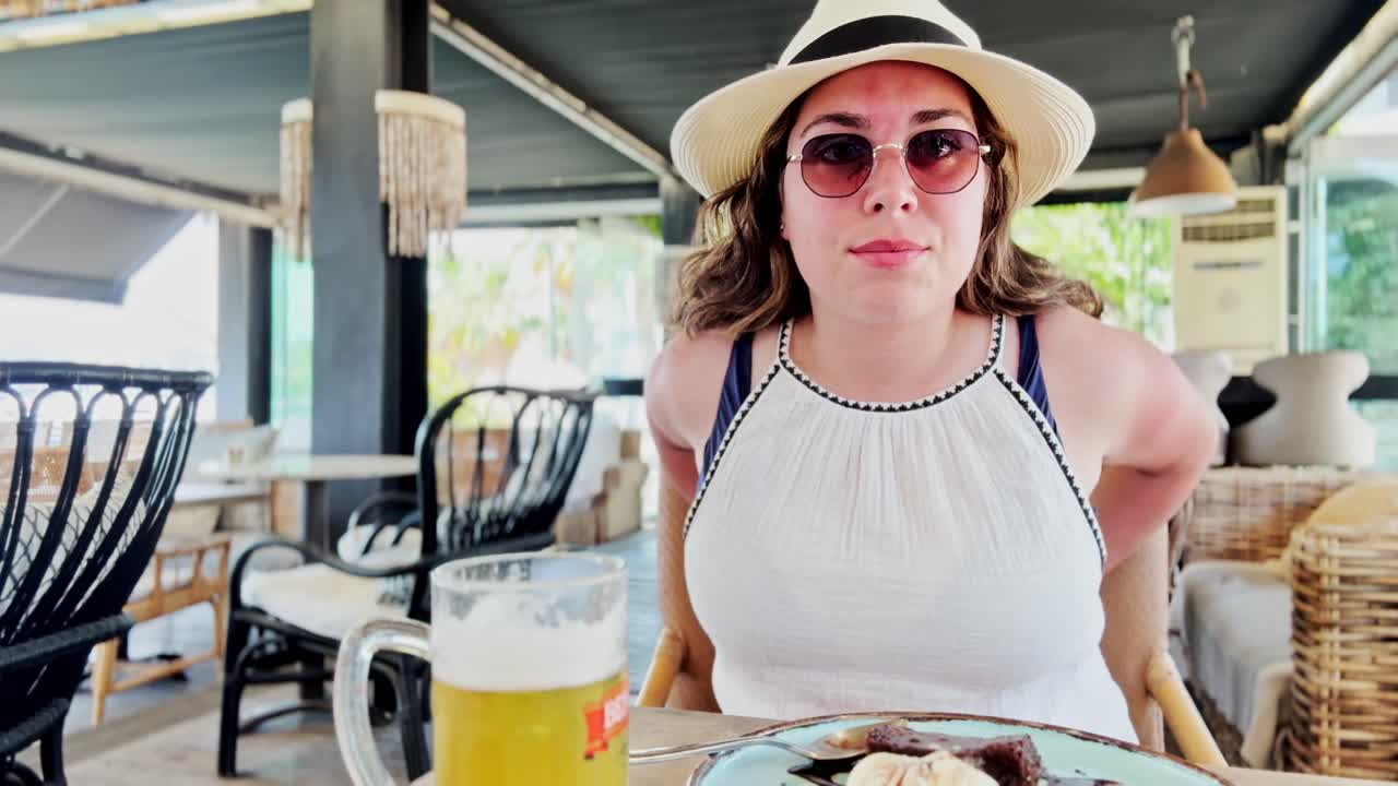 야외 카페 에서 식사를 즐기는 여자