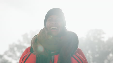 portret van een gelukkige vrouw in de natuur