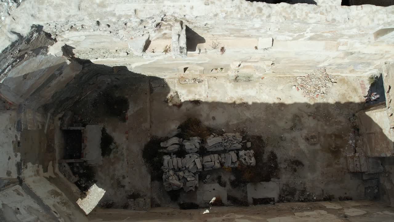 vista cenital aérea de una iglesia destruida y abandonada durante la guerra civil española
