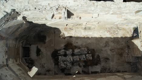 vista cenital aérea de una iglesia destruida y abandonada durante la guerra civil española