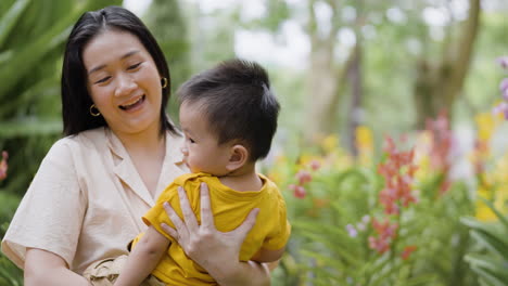 Asiatische-Familie-Im-Park