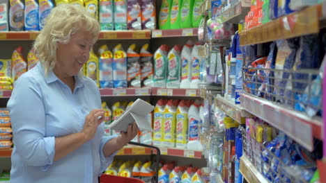 Mujer-Usando-Pad-Comprando-Química-Doméstica-En-La-Tienda.