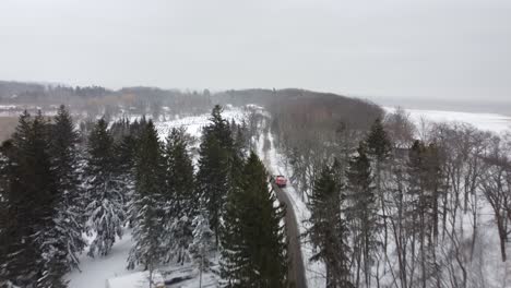 Ein-Straßenpflug-Reinigt-Die-Straße-Vom-Schnee-Auf-Einem-Weg-Zwischen-Einem-Wald-Und-Einem-Friedhof-In-Toronto,-Kanada