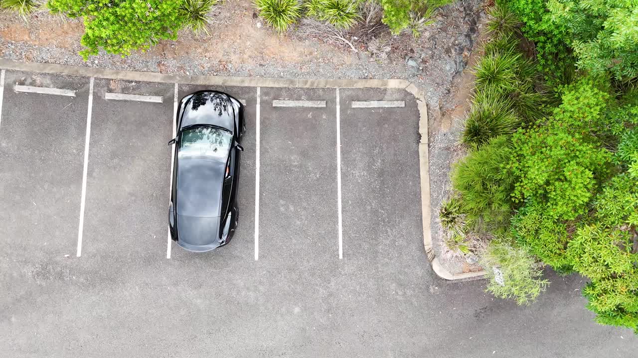 검은 차와 함께 주차 장소의 공중 전망