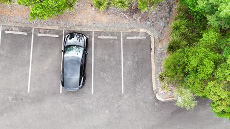 vista aérea de un lugar de estacionamiento con un coche negro