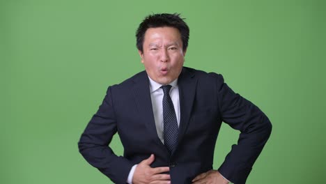 녹색 배경에 성숙한 일본 사업가