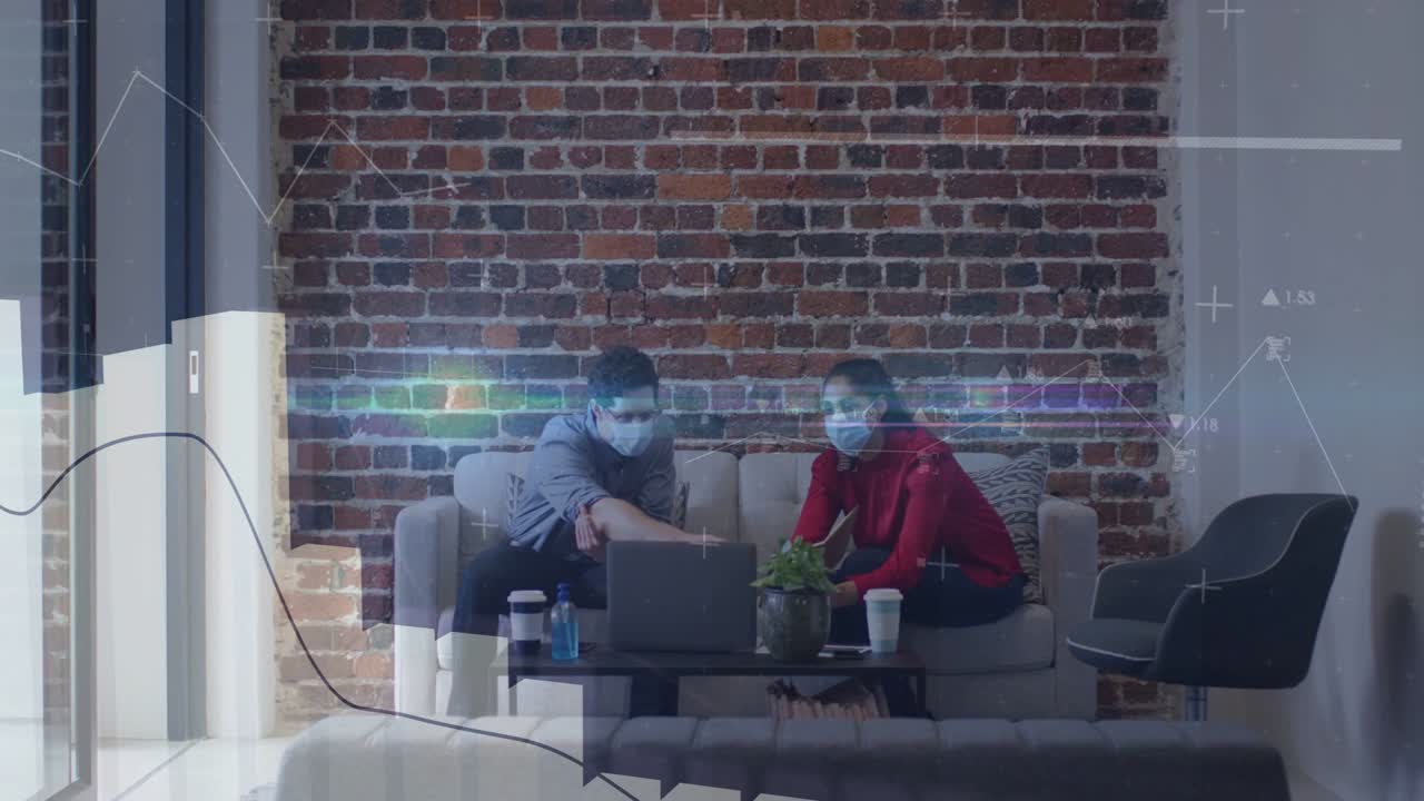 To ansatte sitter i en sofa, åpner en bærbar datamaskin og gjennomgår tekniske data med animerte søyler som overlegg på skjermen