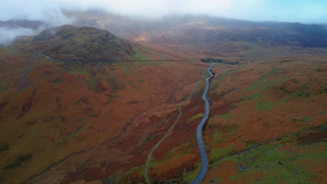tramo de carretera estrecha en el paso de montaña pen-y-pass en el parque nacional de snowdonia, gales, reino unido