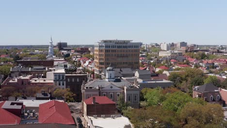 Low-push-in-aerial-shot-of-the-Old-Exchange-and-Provost-Dungeon-in-the-historic-French-Quarter-of-downtown-Charleston,-South-Carolina