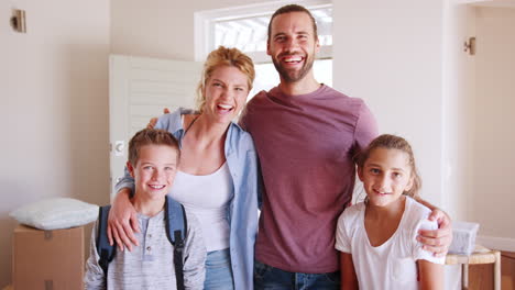 retrato de la familia en el salón de la nueva casa el día de la mudanza
