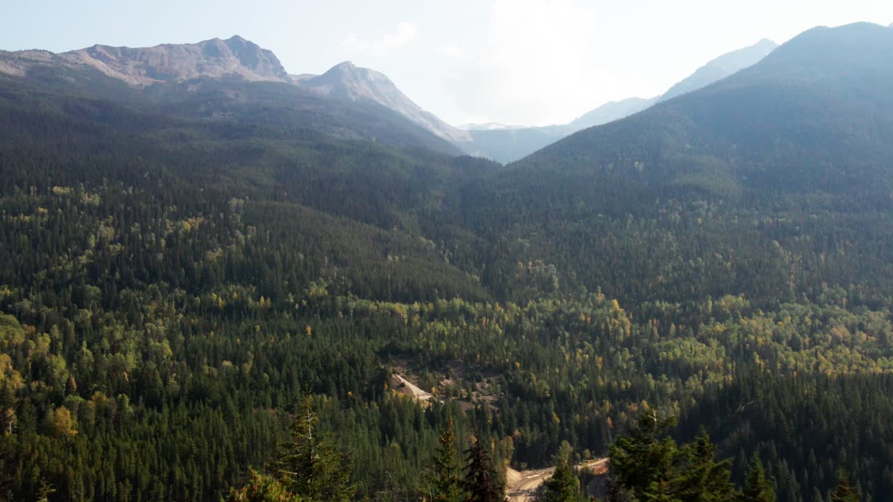 dolly único hacia adelante tiro con zoom en el parque provincial mount robson en columbia británica en canadá en un día soleado rodeado de bosques y picos montañosos